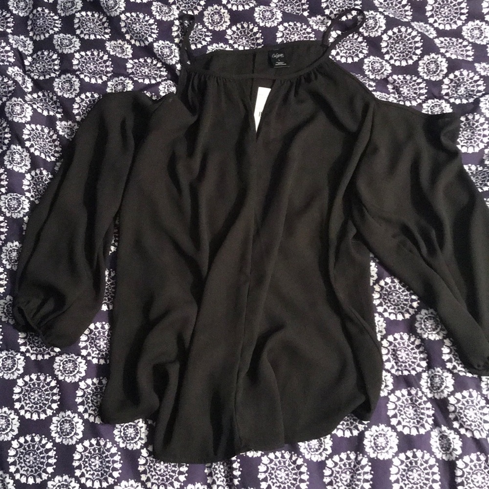 Cute/sexy long sleeve cold shoulder top